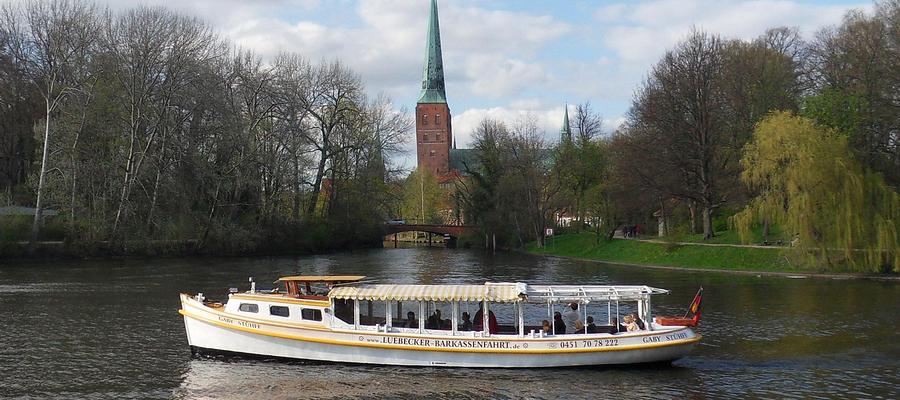 Blick auf die Barkasse und auf den Dom zu Lübeck