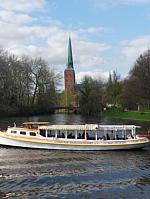 Die Barkasse Gaby Stühff vor der Wipperbrücke / Dom zu Lübeck