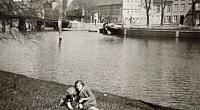 Damals wars: 1938 - Adolf Stühff mit Kindermädchen am Malerwinkel - im Hintergrund noch ein Frachtkahn an der Obertrave