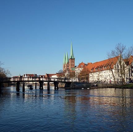 Die Obertrave / Dankwartsbrücke | Lübeck mit Blick auf St. Petri und St. Marien 