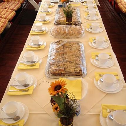 Kaffeetafel an Bord der Barkasse Gaby Stühff 